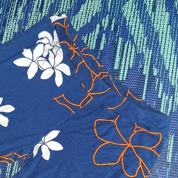Wahine Toa Designs Large, Blue Floral Leggings - Picture 8 of 8